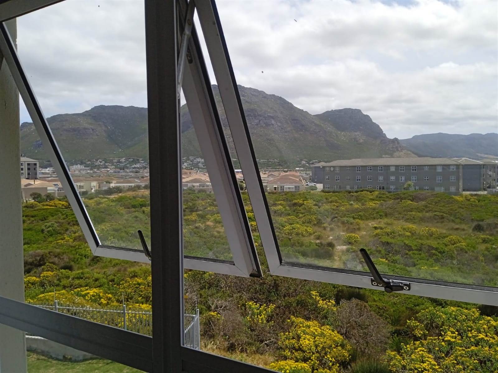 2 Bed Apartment in Muizenberg photo number 10