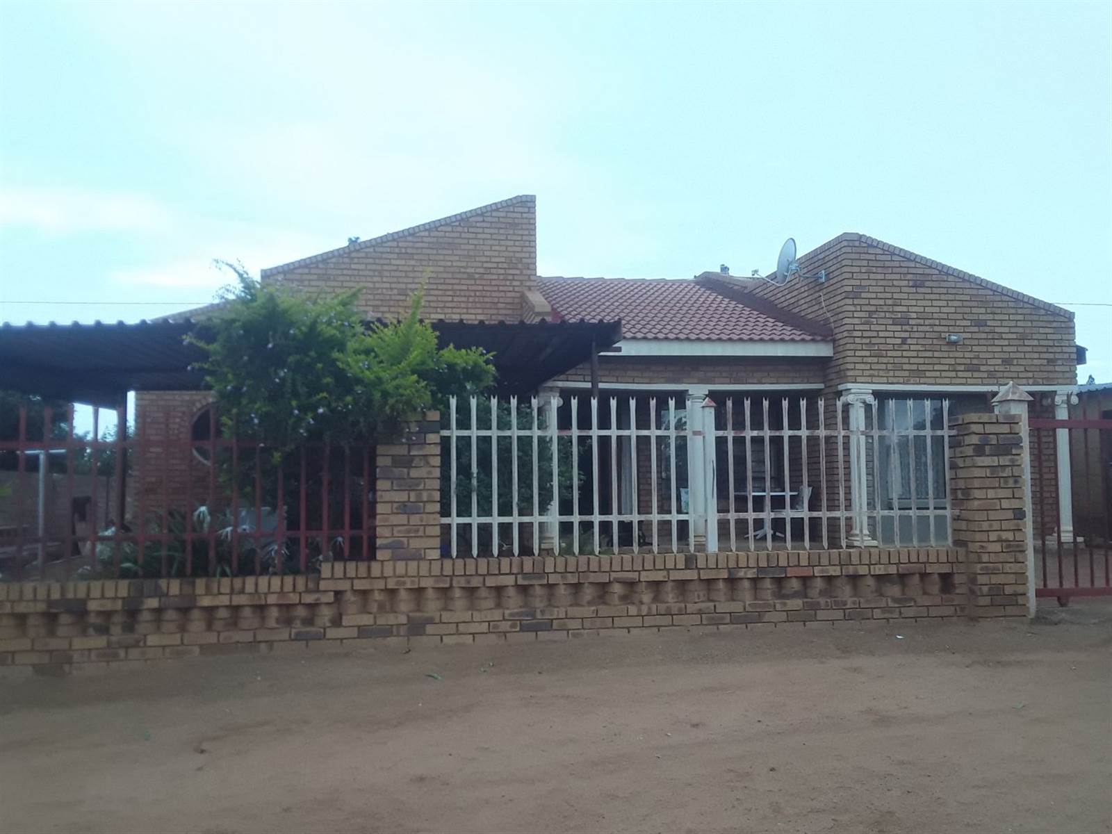 3 Bed House in Lethlabile photo number 3