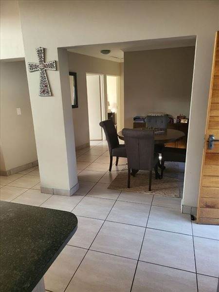 2 Bed Townhouse in Glen Marais photo number 9