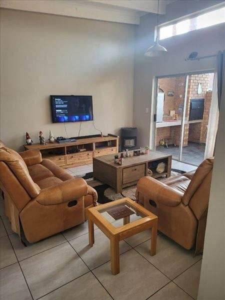 2 Bed Townhouse in Glen Marais photo number 8
