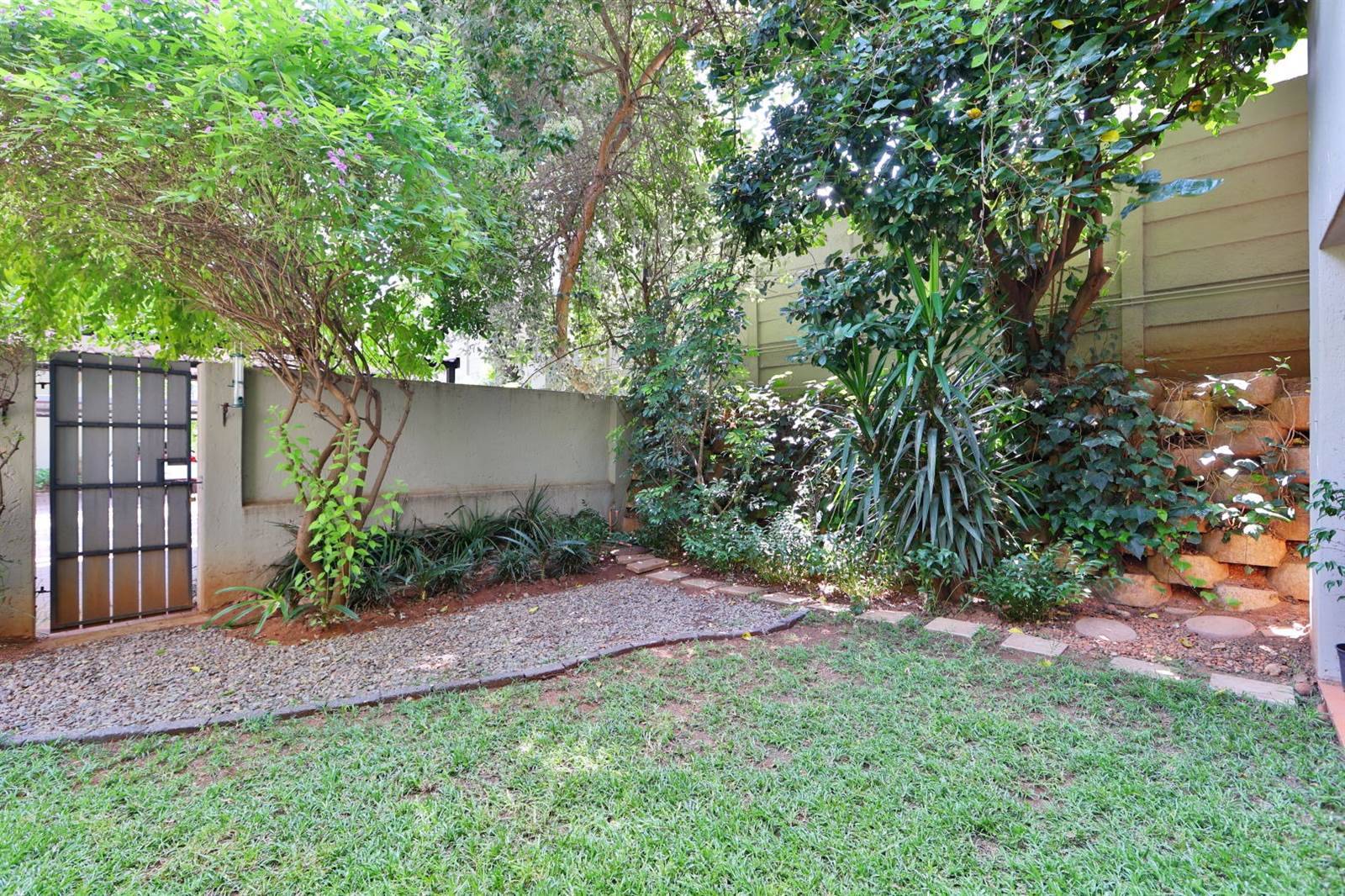 1 Bed Apartment in Craighall Park photo number 13