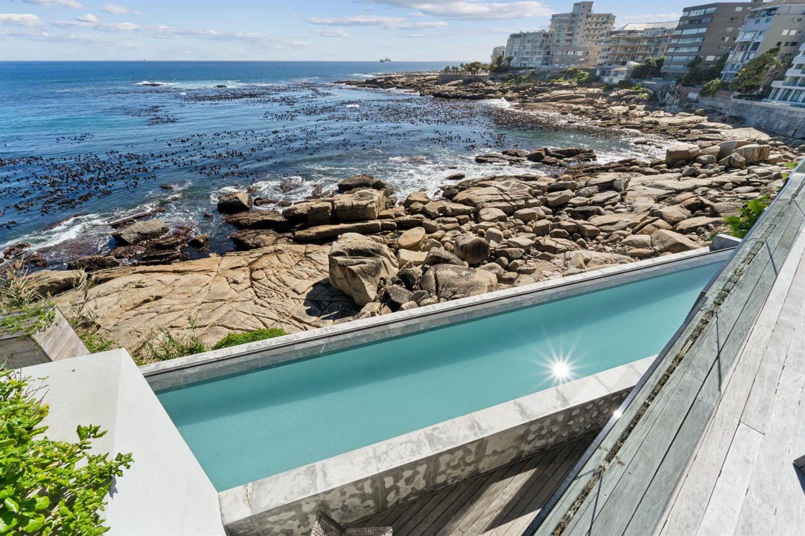 2 Bed Apartment in Bantry Bay photo number 4