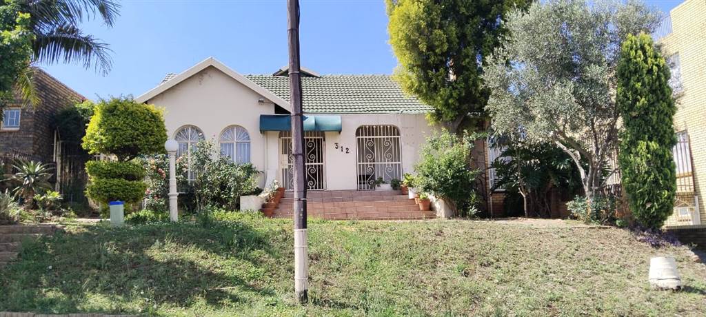 6 Bed House in Laudium photo number 6