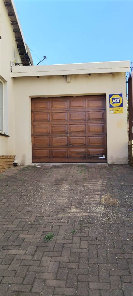 6 Bed House in Laudium photo number 5