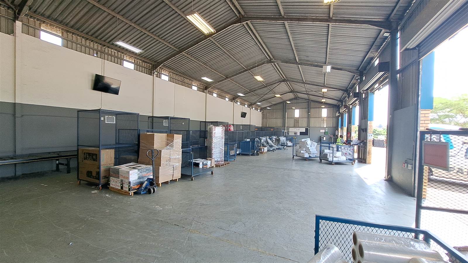 600  m² Industrial space in Richem photo number 4
