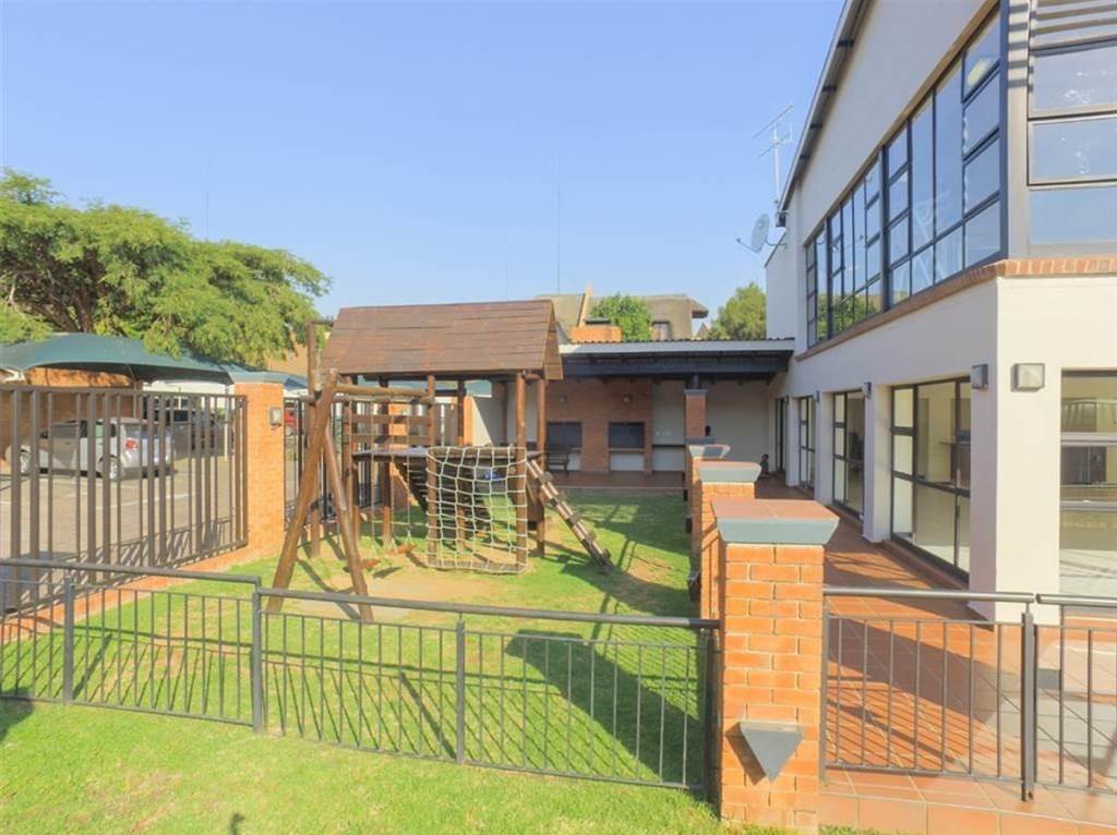 1 Bed Apartment in Douglasdale photo number 14