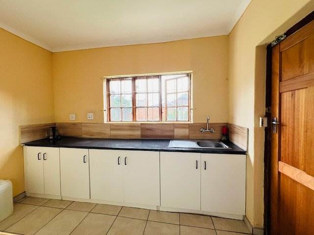 2 Bed House in Pietermaritzburg Central photo number 11