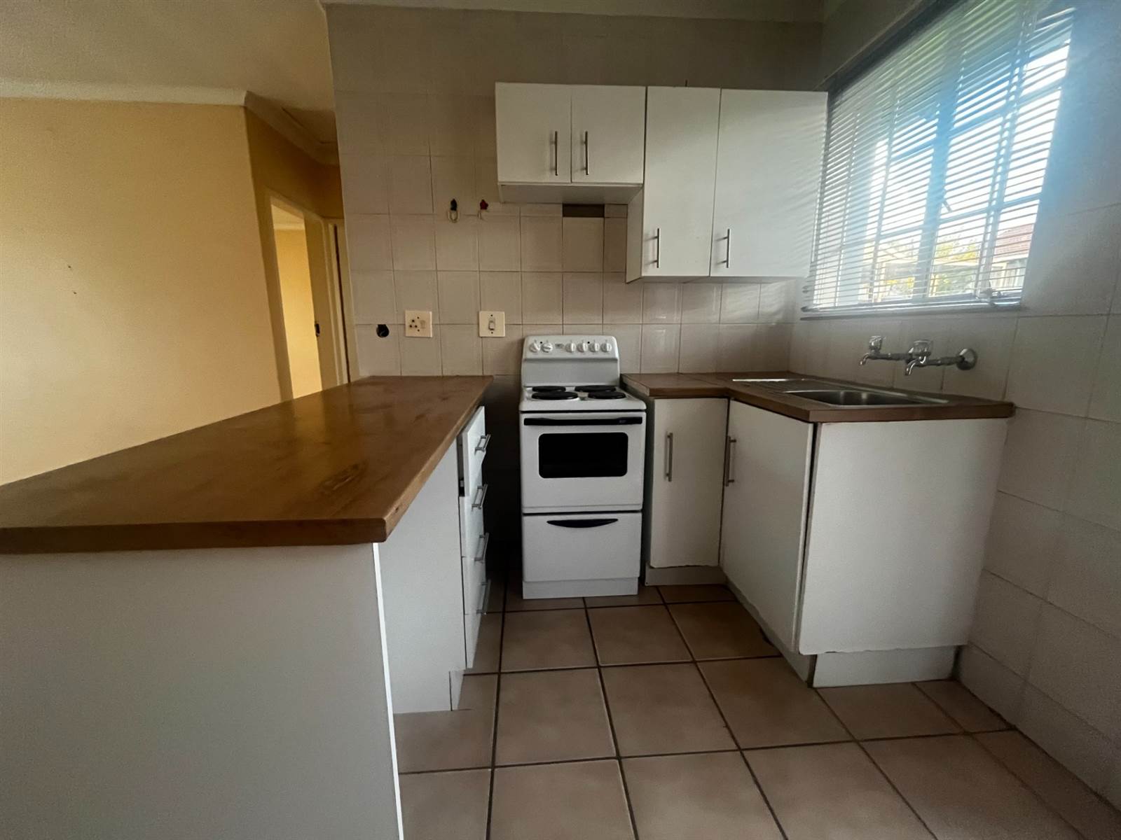 2 Bed Townhouse in Roodepoort West photo number 3