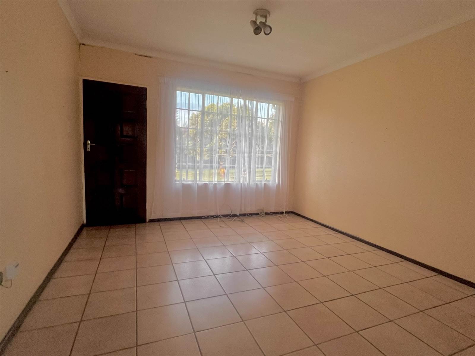 2 Bed Townhouse in Roodepoort West photo number 4