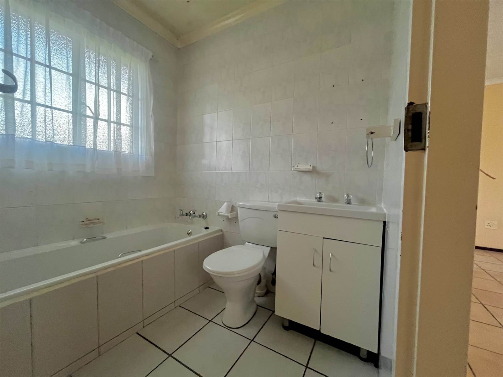 2 Bed Townhouse in Roodepoort West photo number 7