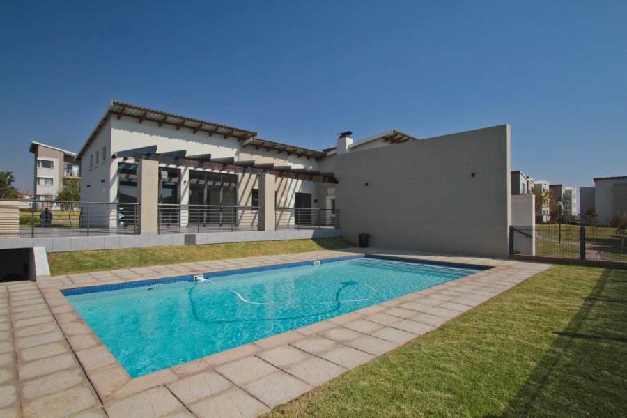 2 Bed Apartment in Fourways photo number 15