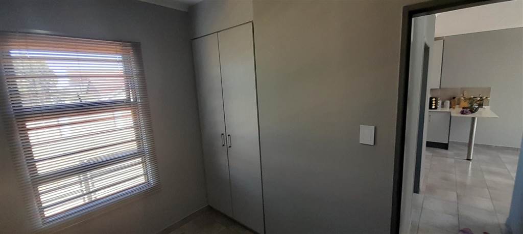 2 Bed Townhouse in Grobler Park photo number 9