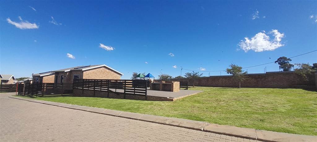 2 Bed Townhouse in Grobler Park photo number 11