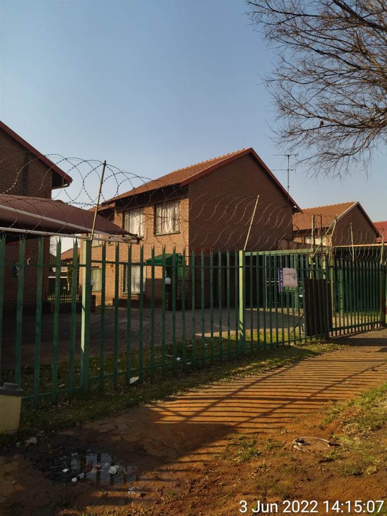 3 Bed Townhouse in Turffontein photo number 8