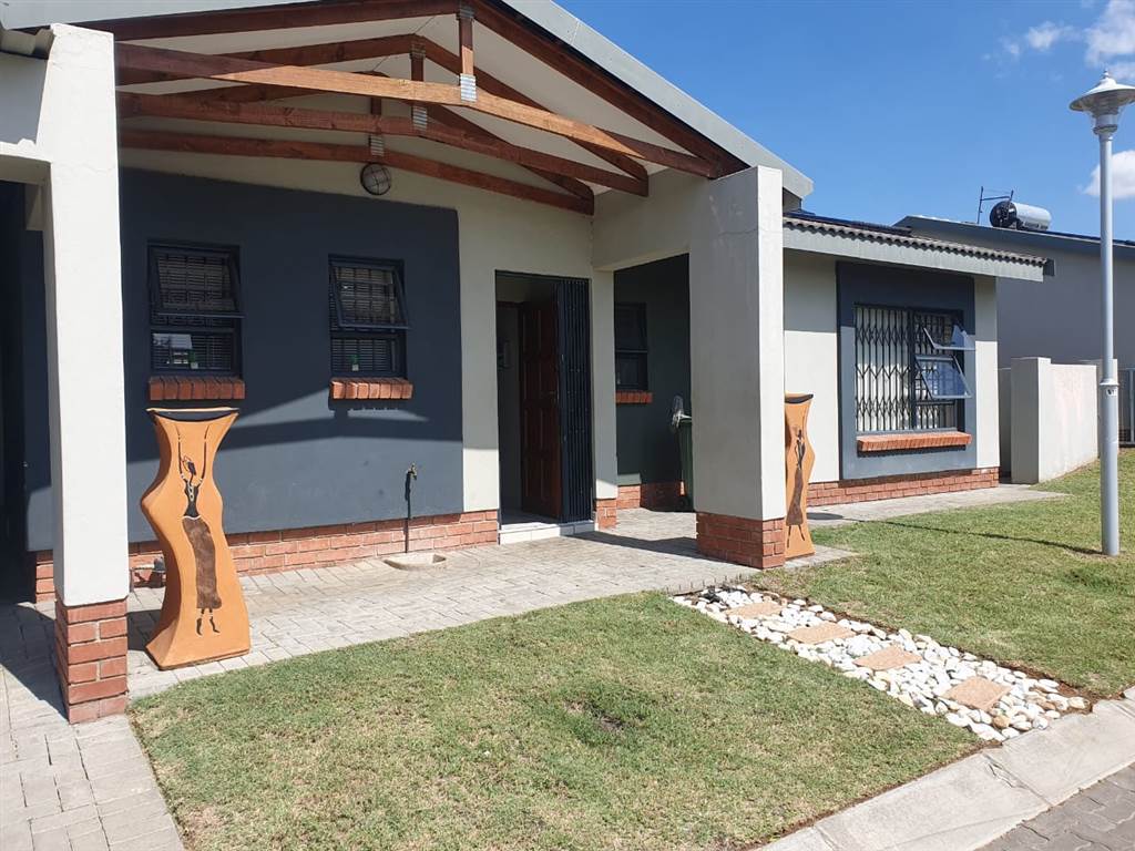 3 Bed Townhouse in Waterkloof photo number 2