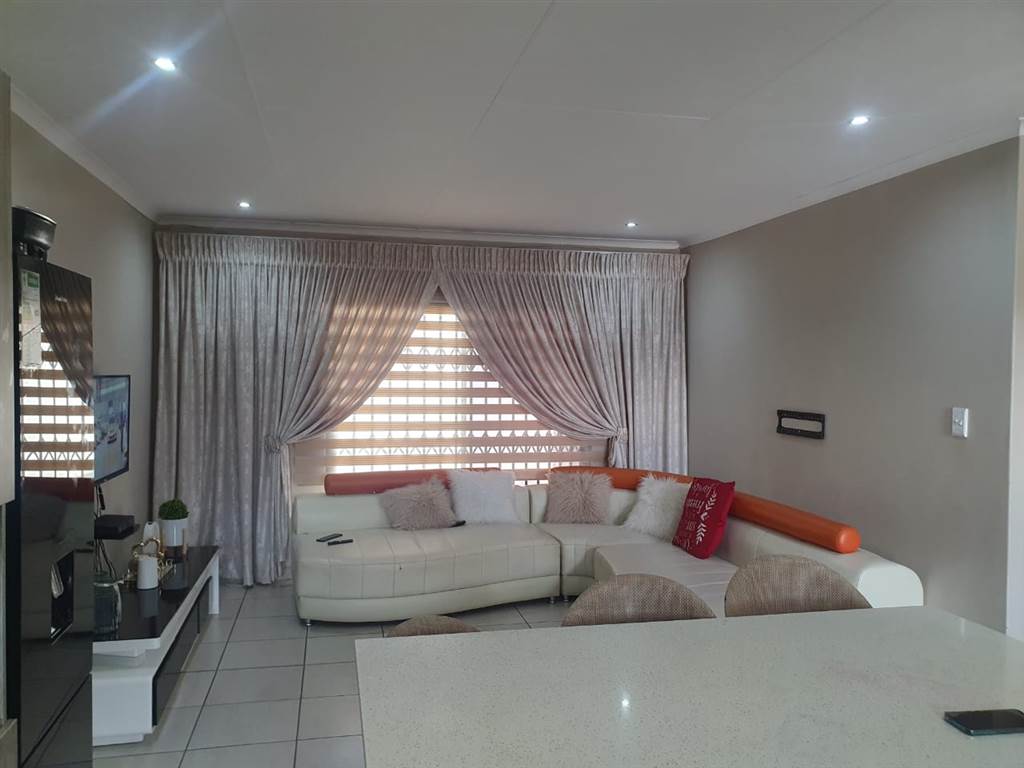 3 Bed Townhouse in Waterkloof photo number 7