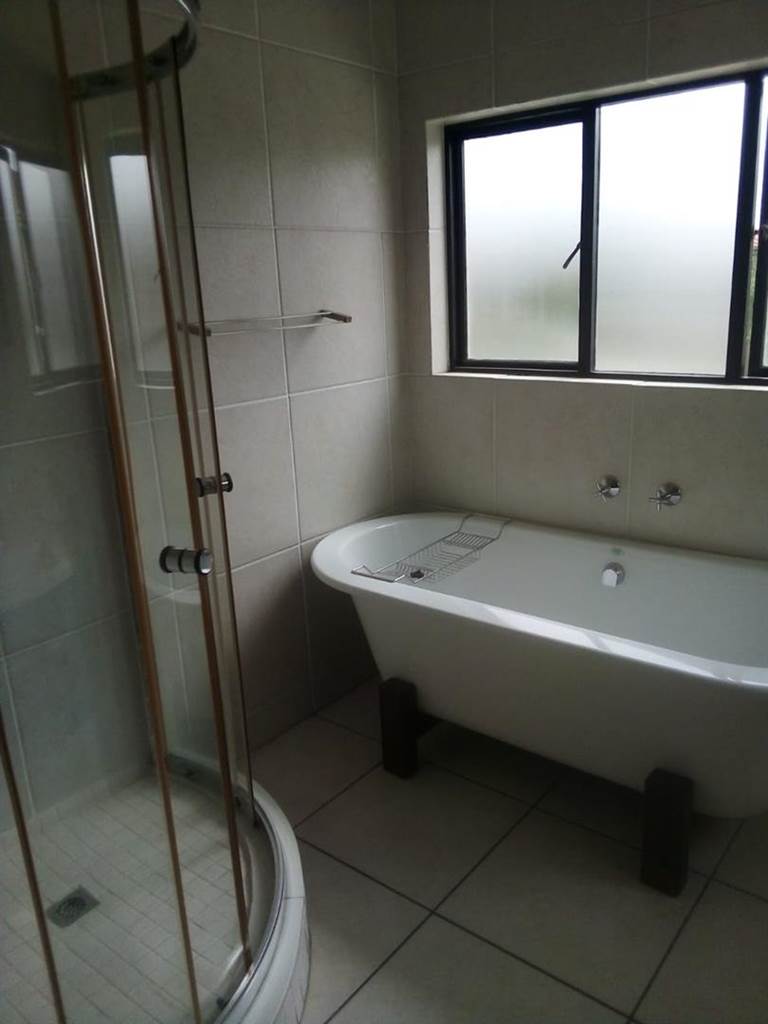 2 Bed Apartment in Greenstone Hill photo number 17
