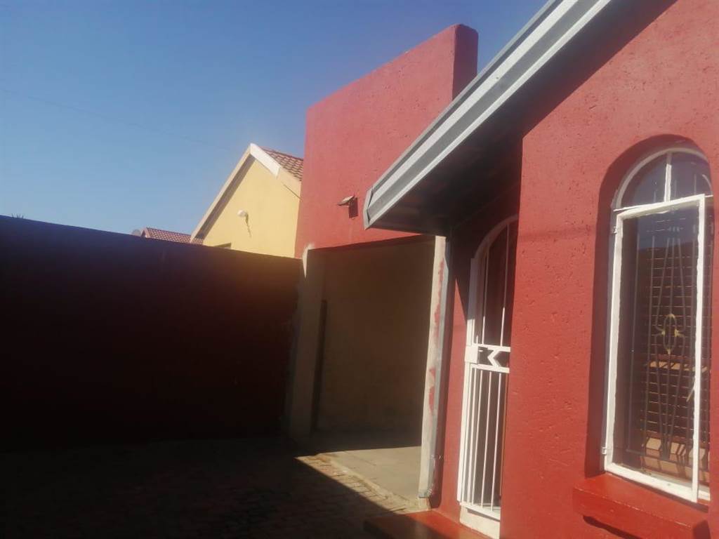 3 Bed House in Dobsonville photo number 3