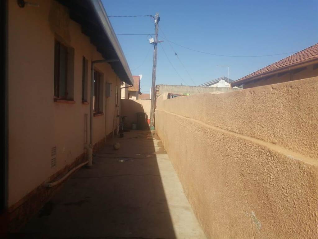 3 Bed House in Dobsonville photo number 21