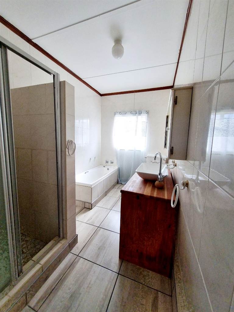 3 Bed Townhouse in Riebeeckstad photo number 8