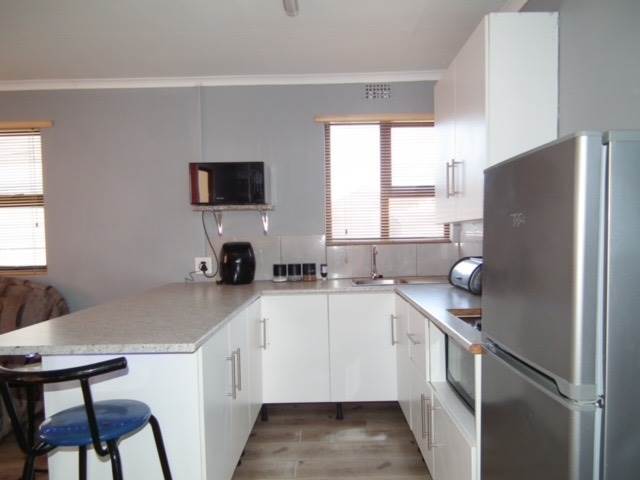 2 Bed Apartment in Grassy Park photo number 2