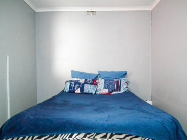 2 Bed Apartment in Grassy Park photo number 6