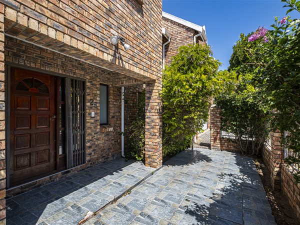 7 Bed House in Summerstrand