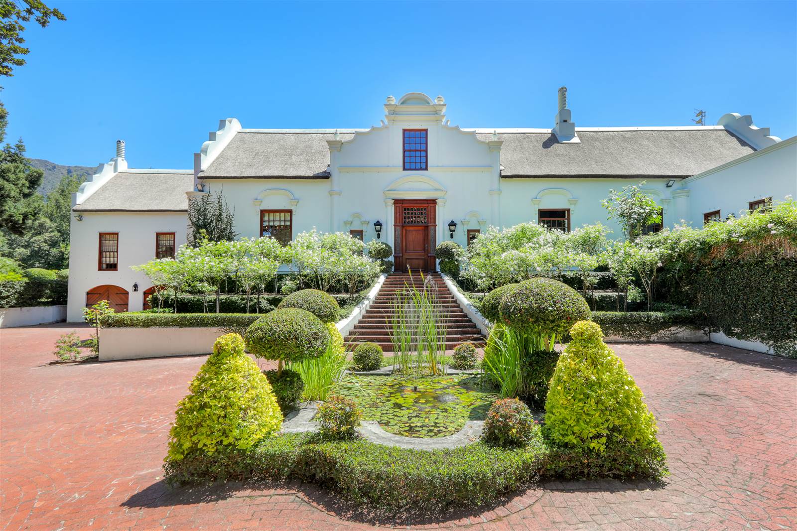 8 Bed House in Constantia photo number 2