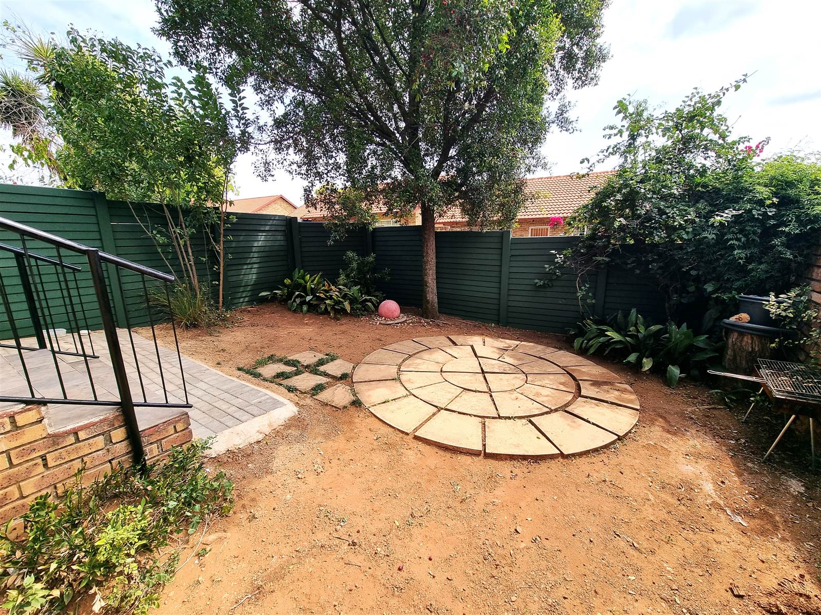 2 Bed Townhouse in Garsfontein photo number 17