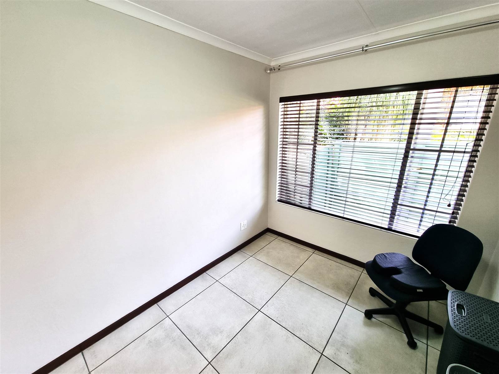 2 Bed Townhouse in Garsfontein photo number 11