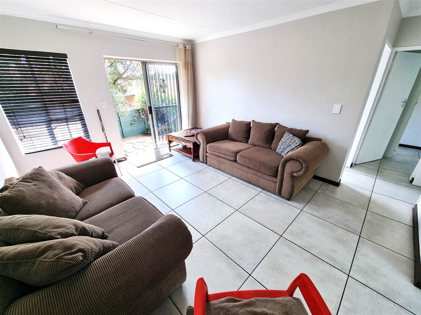 2 Bed Townhouse in Garsfontein photo number 4