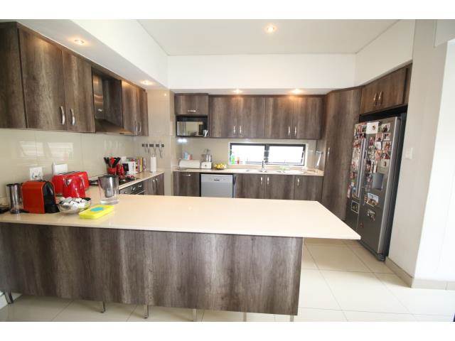 2 Bed Townhouse in Rosebank photo number 8