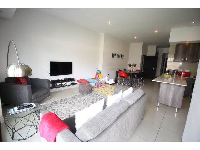 2 Bed Townhouse in Rosebank photo number 2