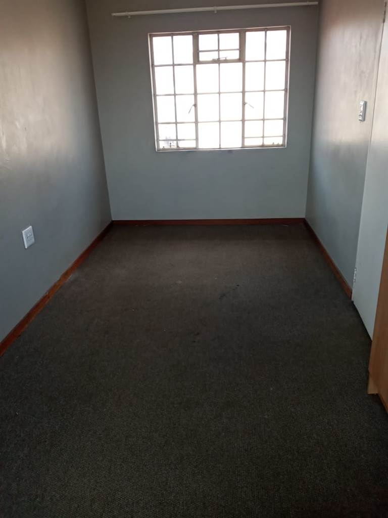 3 Bed Duplex in Witbank photo number 5