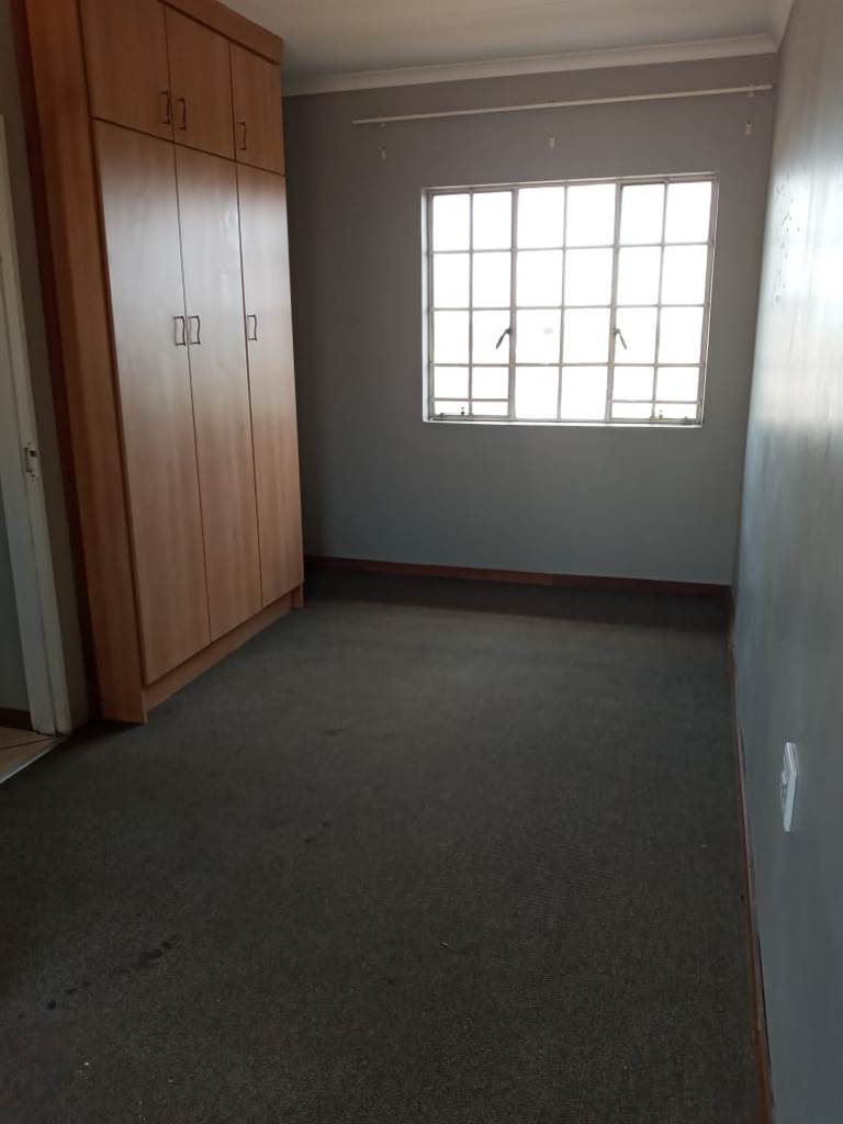 3 Bed Duplex in Witbank photo number 4