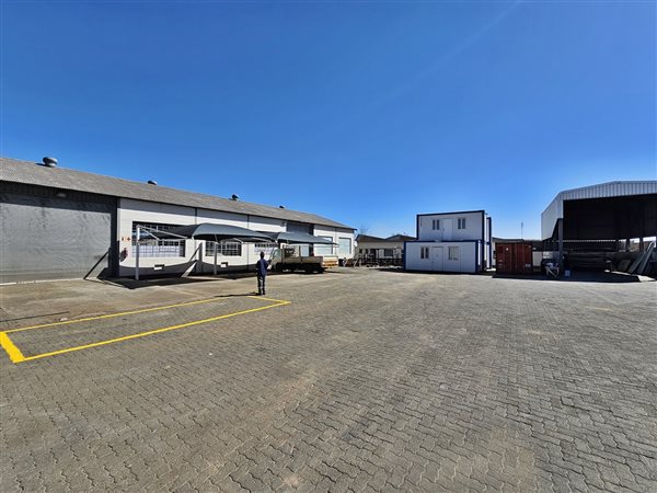 320  m² Commercial space in Hamilton