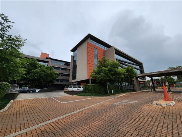 895  m² Commercial space