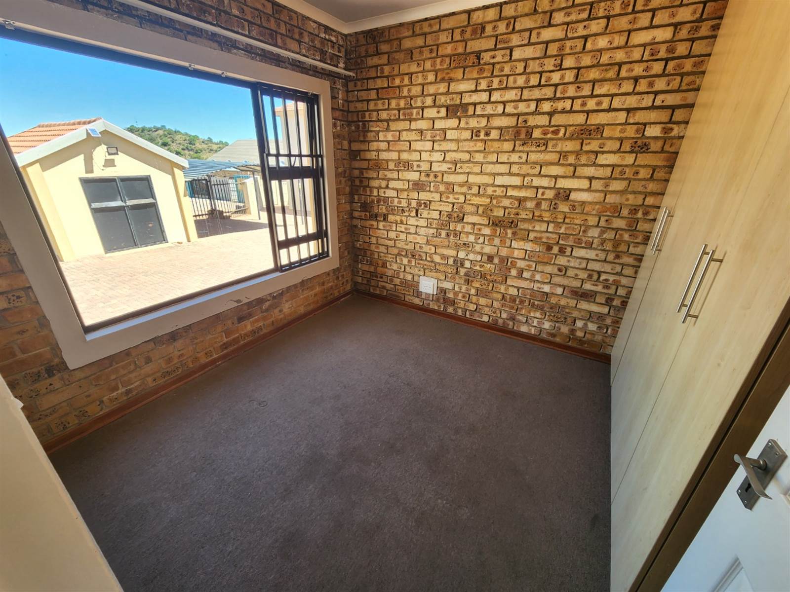 2 Bed Apartment in Wilkoppies photo number 4