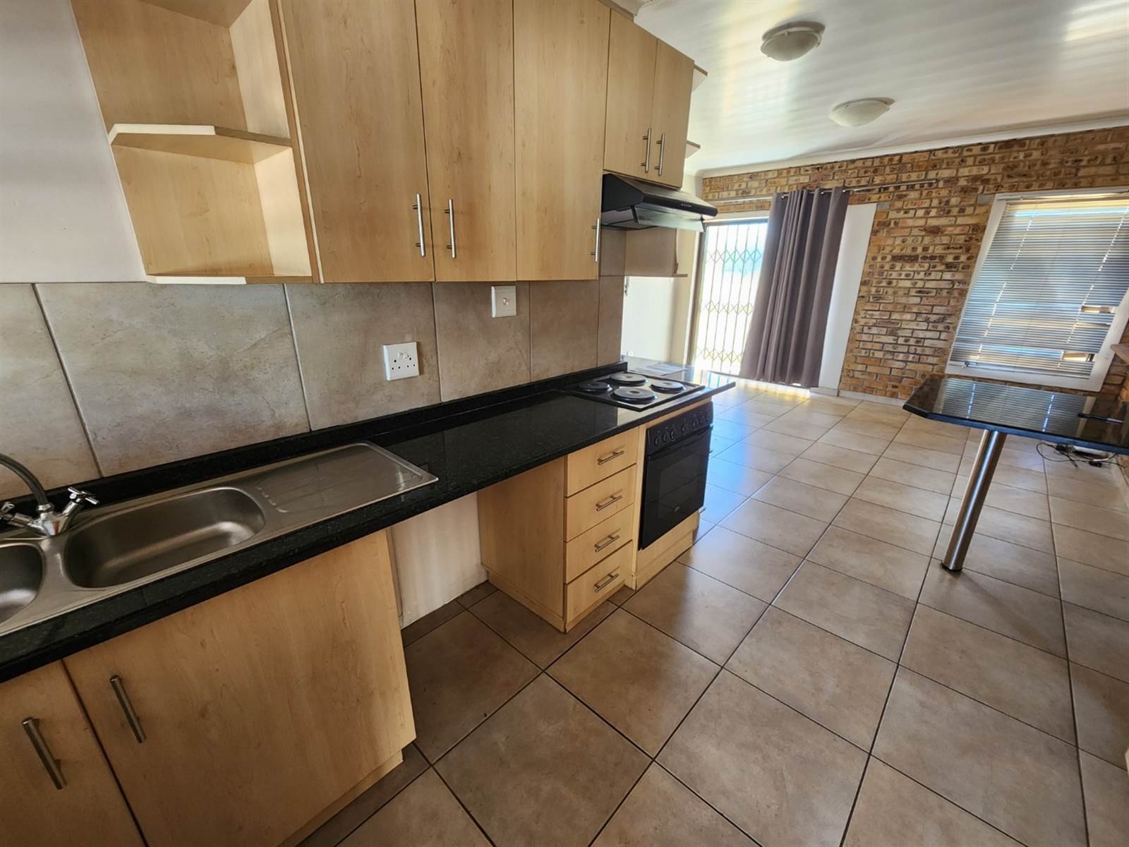2 Bed Apartment in Wilkoppies photo number 10