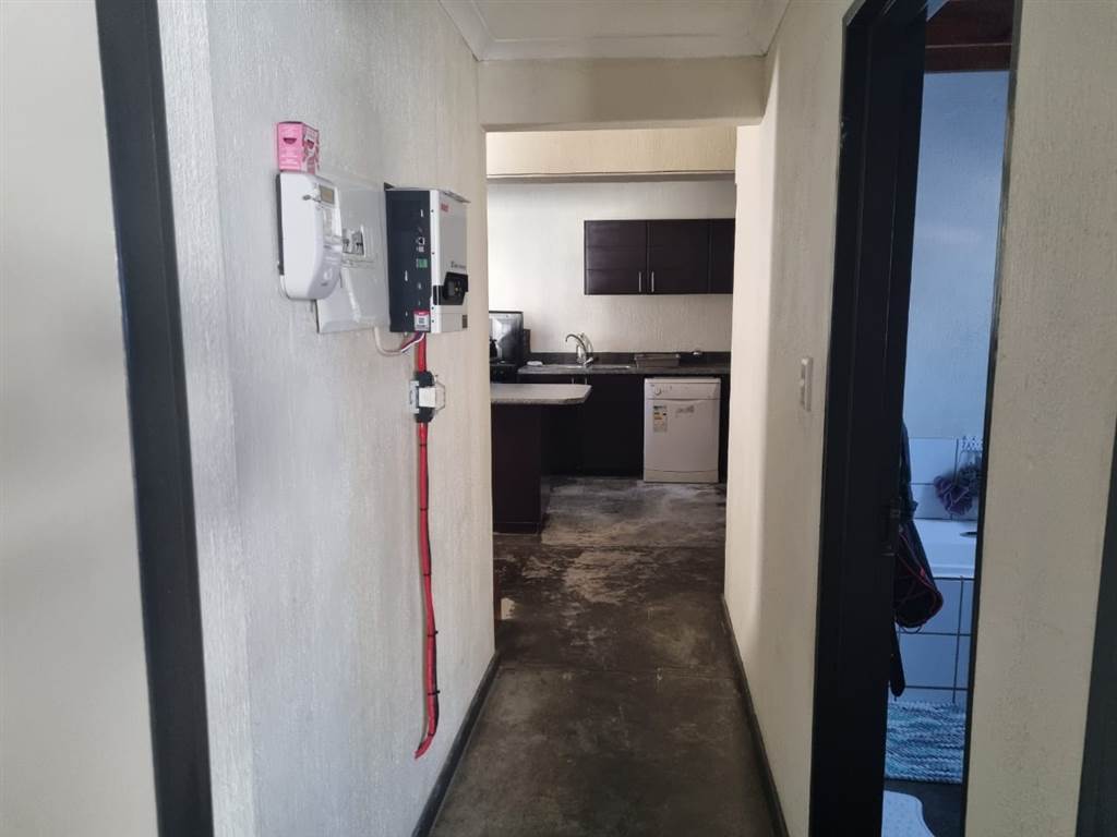 2 Bed Apartment in Hoedspruit photo number 9