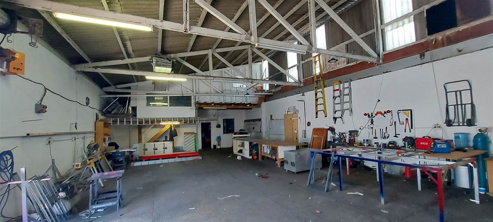200  m² Industrial space in North End photo number 4