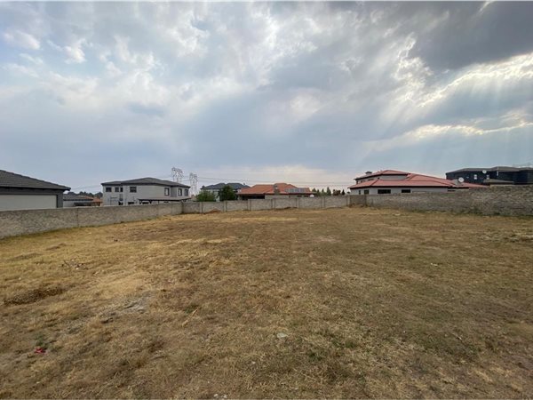 1 121 m² Land