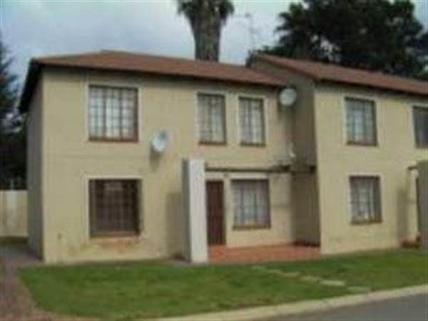 2 Bed Apartment in Roodepoort Central photo number 2