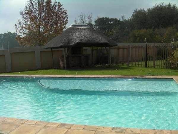 2 Bed Apartment in Roodepoort Central photo number 4
