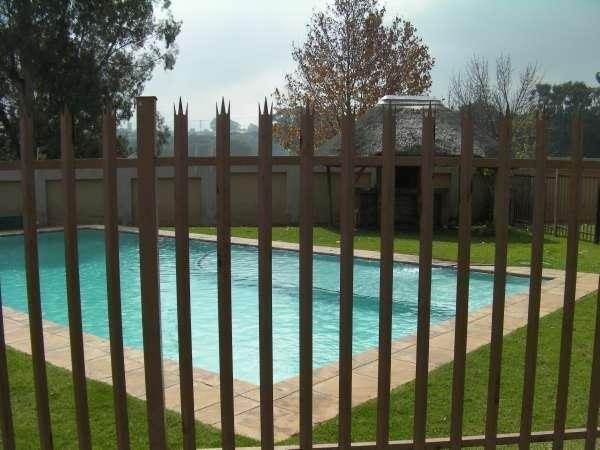 2 Bed Apartment in Roodepoort Central photo number 3
