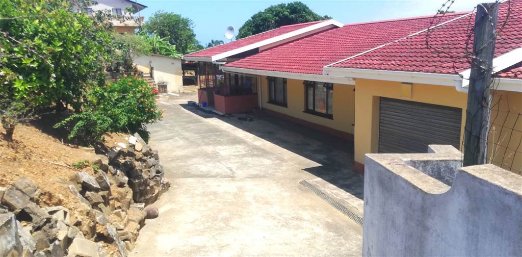 4 Bed House in Port Shepstone photo number 3