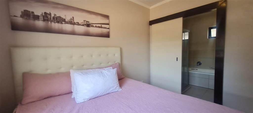 2 Bed Apartment in Jackal Creek Golf Estate photo number 6
