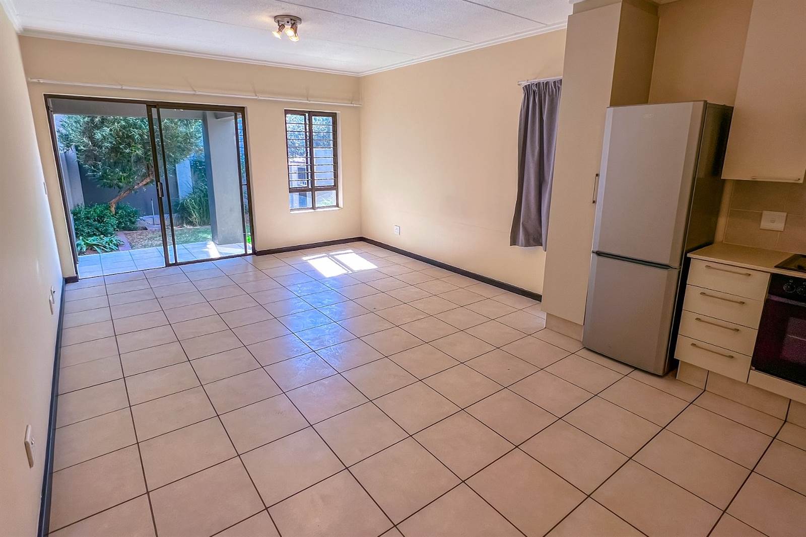 1 Bed Townhouse in Lonehill photo number 3