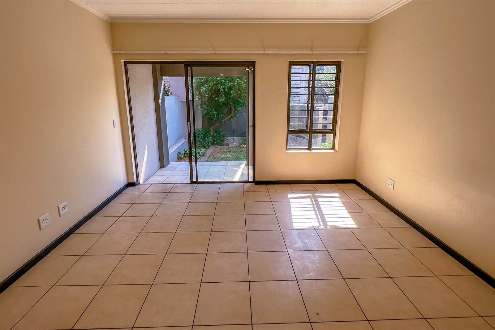 1 Bed Townhouse in Lonehill photo number 7