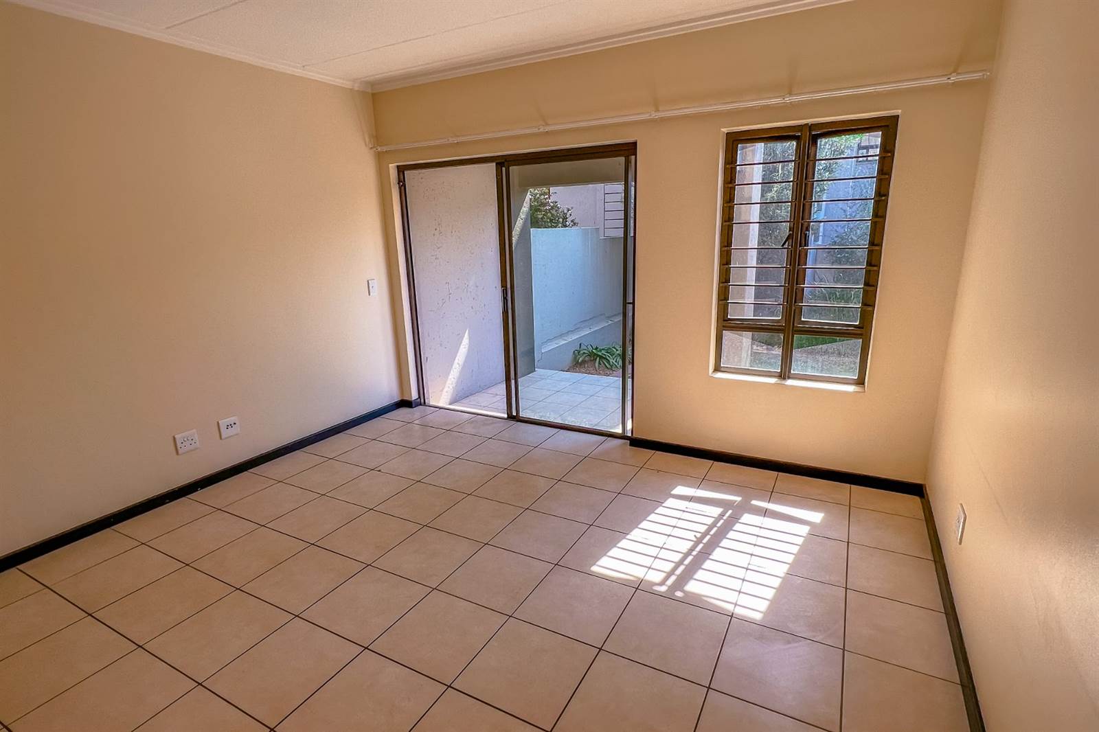 1 Bed Townhouse in Lonehill photo number 6